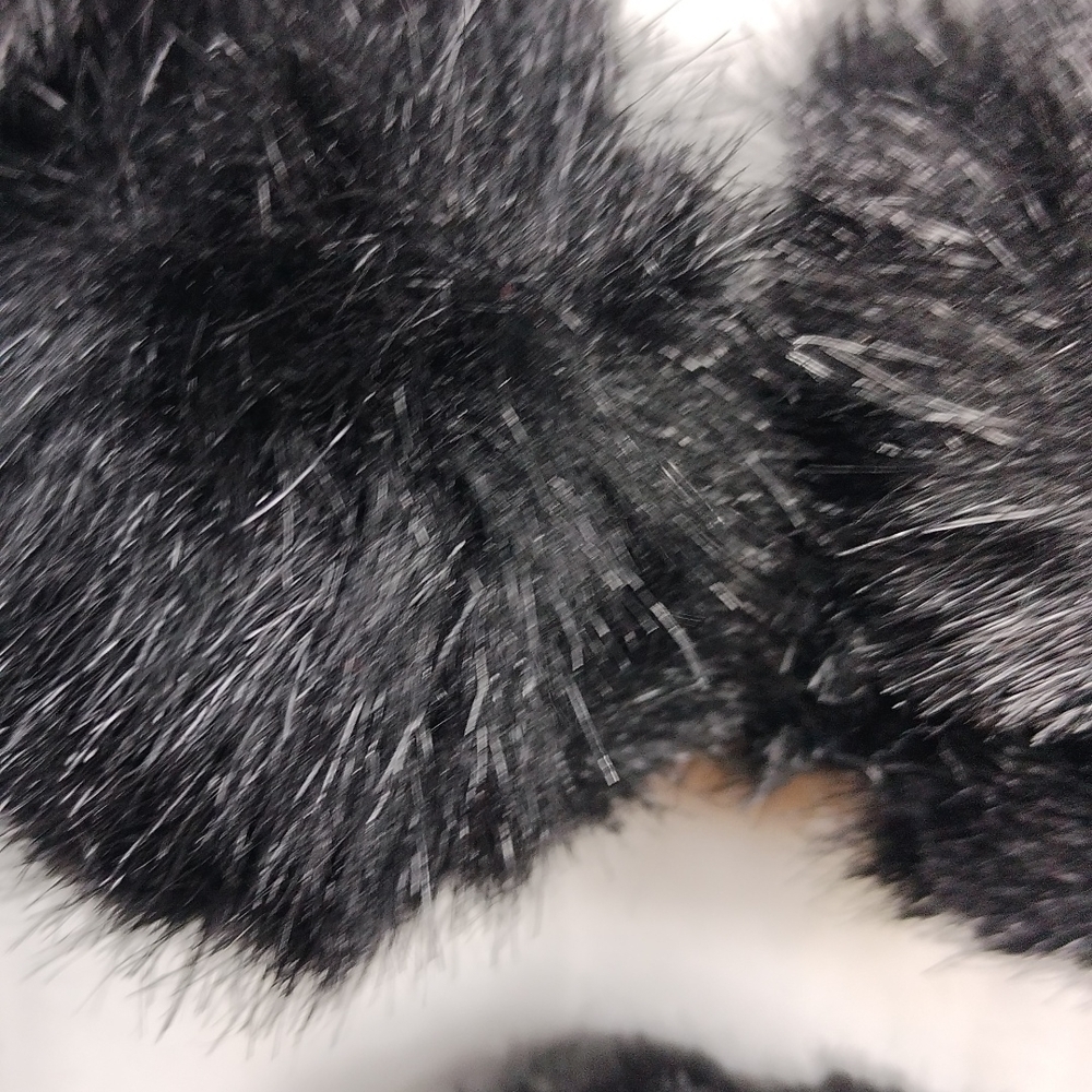 NWT women's faux fur scarf - Picture 2 of 5